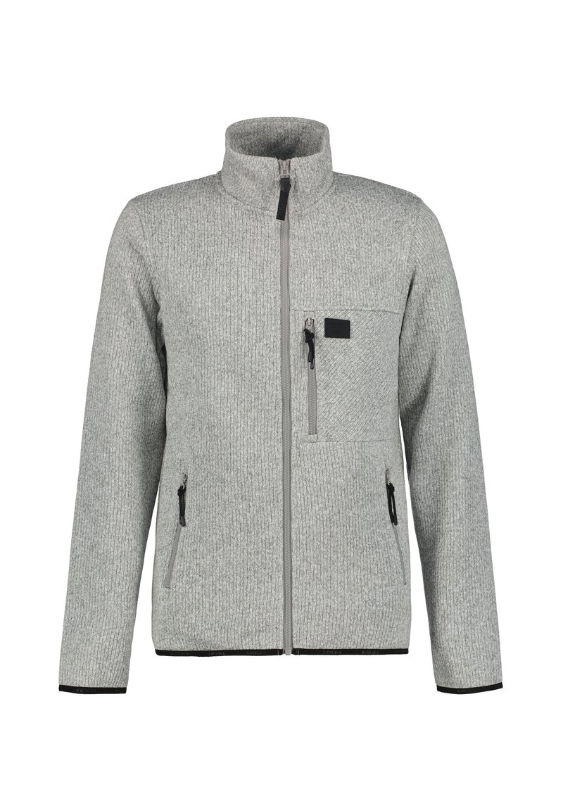 Grå fleecejacka med hel dragkedja, hög krage, två sidofickor med dragkedjor och en bröstficka med en svart etikett.