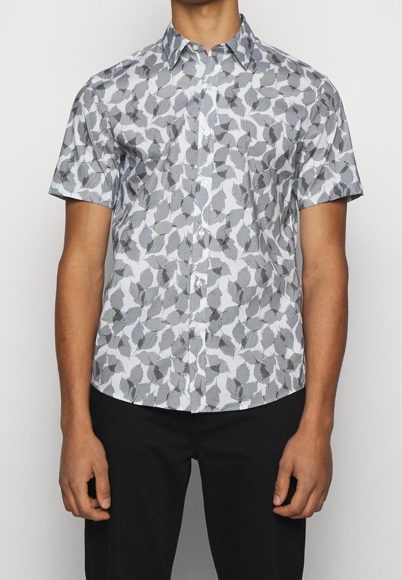 Lyhythihainen napillinen paita, jonka pohjaväri on vaaleansininen ja jossa on harmaa-musta lehtikuvio. Valmistettu sileästä, kevyestä kankaasta.