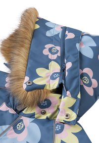 Chaqueta de invierno con estampado floral en azul, con un cuello de pelaje sintético, cierre frontal con cremallera y botones. El material es brillante e impermeable.