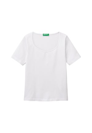 Bílý tílko s krátkými rukávy a kulatým výstřihem se zelenou štítkem na límci, položené na bílé pozadí.