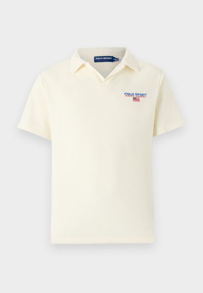 Πολυτελές μπλουζάκι από βαμβάκι σε ανοιχτό κίτρινο χρώμα με γιακά, κοντά μανίκια και μπλε λογότυπο "POLO SPORT" στην αριστερή πλευρά του στήθους.