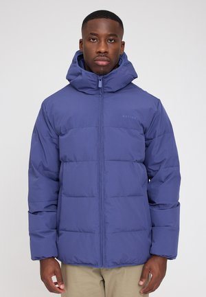 Marineblauer Daunenjacke, Reißverschluss vorne, verstellbare Kapuze, gestepptes Design, mit einem Markenlogo auf der oberen linken Seite, weiche Textur.