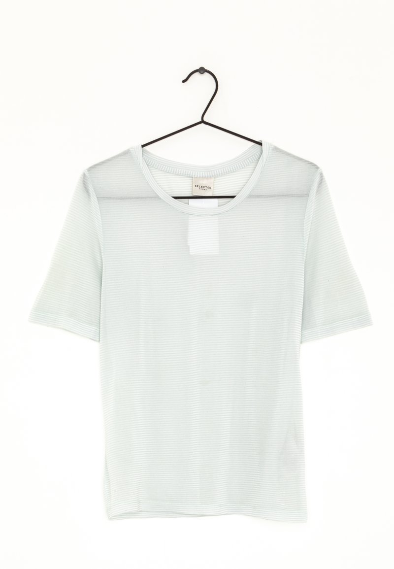 Camiseta de malla de manga corta color azul claro con cuello redondo y rayas horizontales, colgada en un gancho negro sobre un fondo blanco.