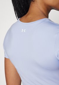 T-shirt atletica azzurro chiaro realizzata in tessuto morbido, con scollo rotondo e maniche corte. Piccolo logo bianco nella parte superiore della schiena.