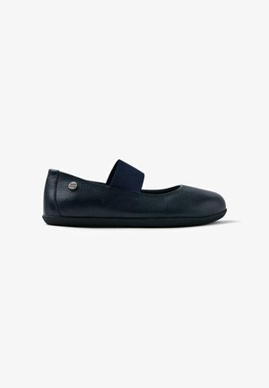 Ballerina nera in pelle con punta rotonda, fascia elastica sul collo del piede, superficie texturizzata e suola nera sottile e flessibile.