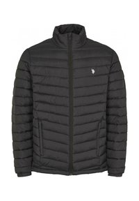 Svart vadderad jacka med hög krage, horisontellt quiltat mönster, dragkedja framtill och sidofickor. Har en liten logotyp på bröstet.