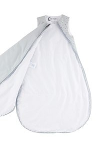 Grauer Schlafsack mit weißem Innenfutter, ovaler Form, mit Reißverschlussöffnung und Punkteakzenten an der Schulter. Weicher, gepolsterter Stoff.