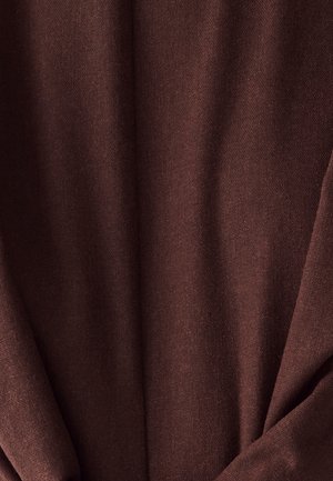 Tessuto marrone con una superficie drappeggiata morbida e testurizzata. Il materiale sembra leggero e liscio, mostrando sottili variazioni di colore.