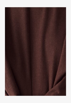 Tessuto marrone con una superficie drappeggiata morbida e testurizzata. Il materiale sembra leggero e liscio, mostrando sottili variazioni di colore.