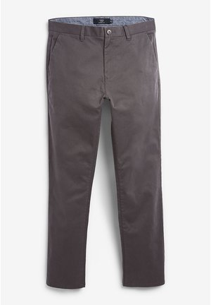Chinos en coton gris avec une coupe classique. Comprend des poches avant, une fermeture à bouton et une ceinture intérieure à motifs. Texture lisse.