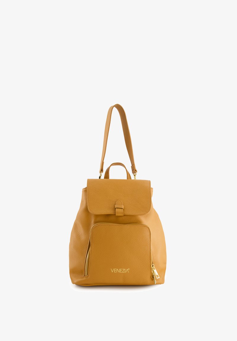 Geel leren rugzak met een flap bovenkant, een voorvak met rits en een verstelbare schouderband. Getextureerd oppervlak met gouden hardware accenten.