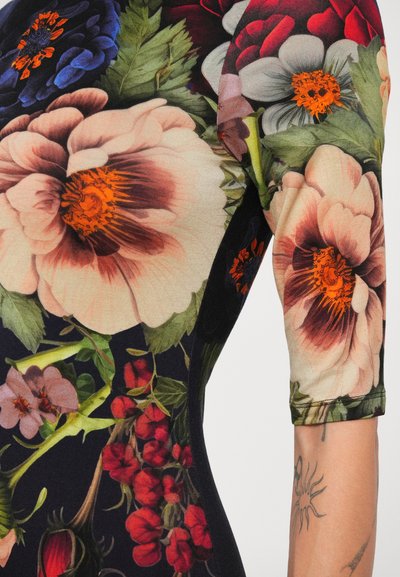 Lillelillelise mustriga kleit, millel on suured lillede print, punastes, roosades ja sinistes toonides tumedal taustal. Pehme kangas, kehakujuline disain ja lühikesed varrukad.