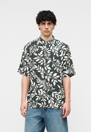 Only & Sons ONSHARVI LIFE SS AOP SHIRT NOOS - Camicia - darkest spruce aop gardenia