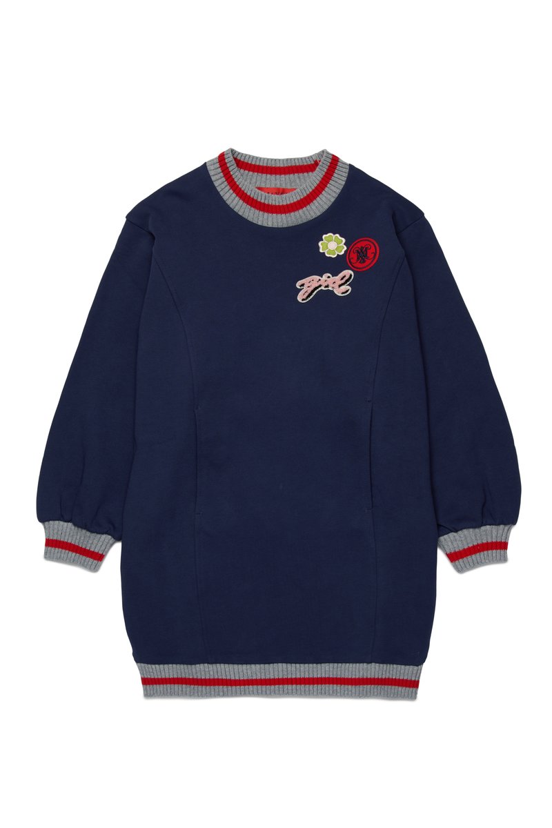 Marineblå sweatshirtkjole med grå-rødstripet ribbekrage og mansjetter. Har blomster og broderte "jente" detaljer på forsiden.