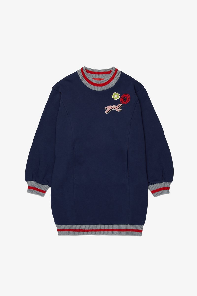 Marineblå sweatshirtkjole med grå-rødstripet ribbekrage og mansjetter. Har blomster og broderte "jente" detaljer på forsiden.