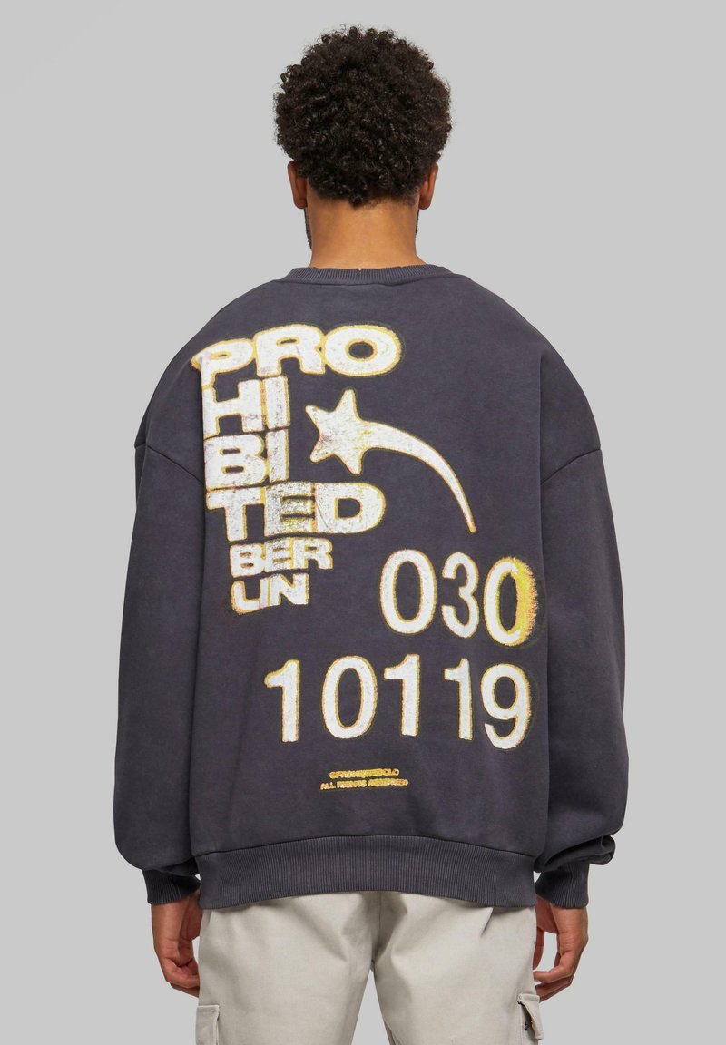 Sudadera de gran tamaño de color gris oscuro con texto texturizado y brillante en blanco y dorado: "PROHIBIDO BERLÍN 030 10119" y un motivo de estrella. Puños acanalados.