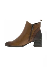 Bottines en cuir marron avec une fermeture éclair sur le côté, bout arrondi et un talon carré texturé. Présente un panneau d'accent plus foncé à l'arrière.