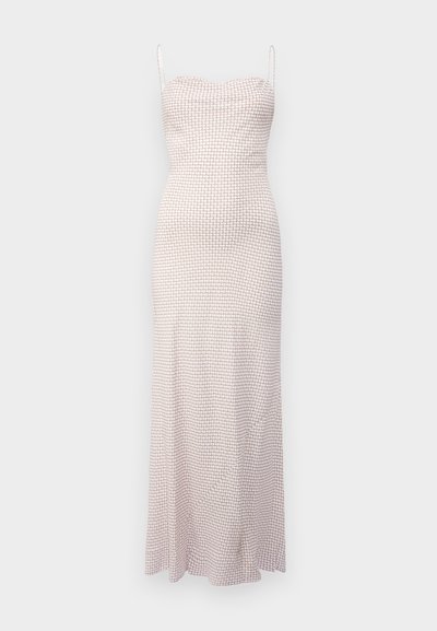 Lang, tætsiddende kjole med tynde stropper og et struktureret mønster af små cirkler i pink og hvid. Glat stof og ankel-længde design.