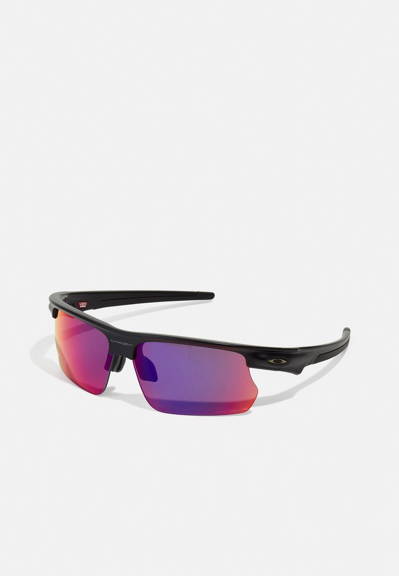 Ochelari de soare negri cu lentile mirrored violet și roz. Au un design sportiv, un cadru ușor și brațe ușor curbe.