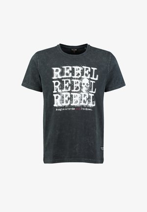 Schwarzes kurzärmeliges T-Shirt mit weißem distressed Text "REBEL", drei Mal wiederholt, und kleinerem Text darunter mit der Aufschrift "Forgive me for the path I've chosen."