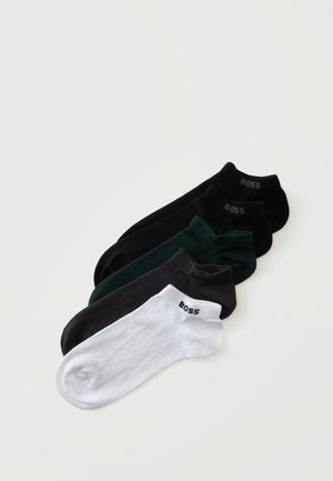 Cinq paires de chaussettes basses en blanc, noir, vert foncé et gris foncé, chacune avec le mot "BOSS" près du bord de la cheville.
