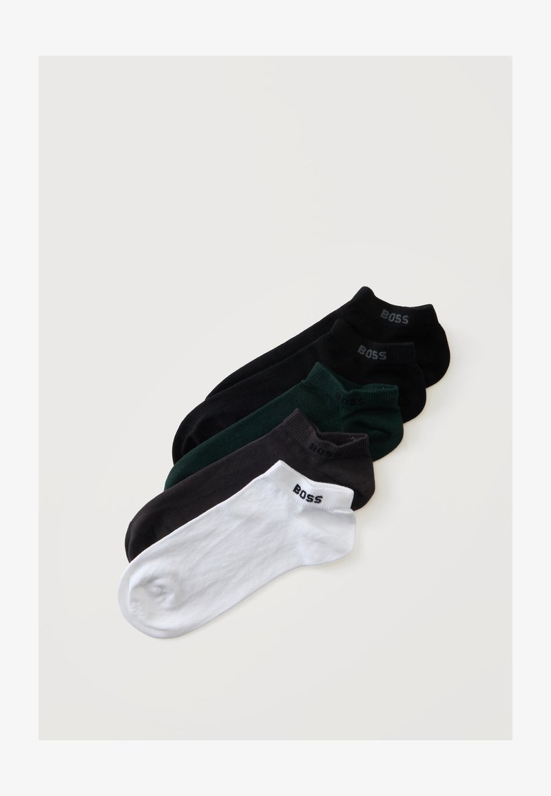 Cinq paires de chaussettes basses en blanc, noir, vert foncé et gris foncé, chacune avec le mot "BOSS" près du bord de la cheville.