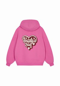 Felpa rosa con una grande grafica a forma di cuore che presenta il testo "Nostalgia Feels" in bianco e marrone, con piccoli cuori bianchi attorno.