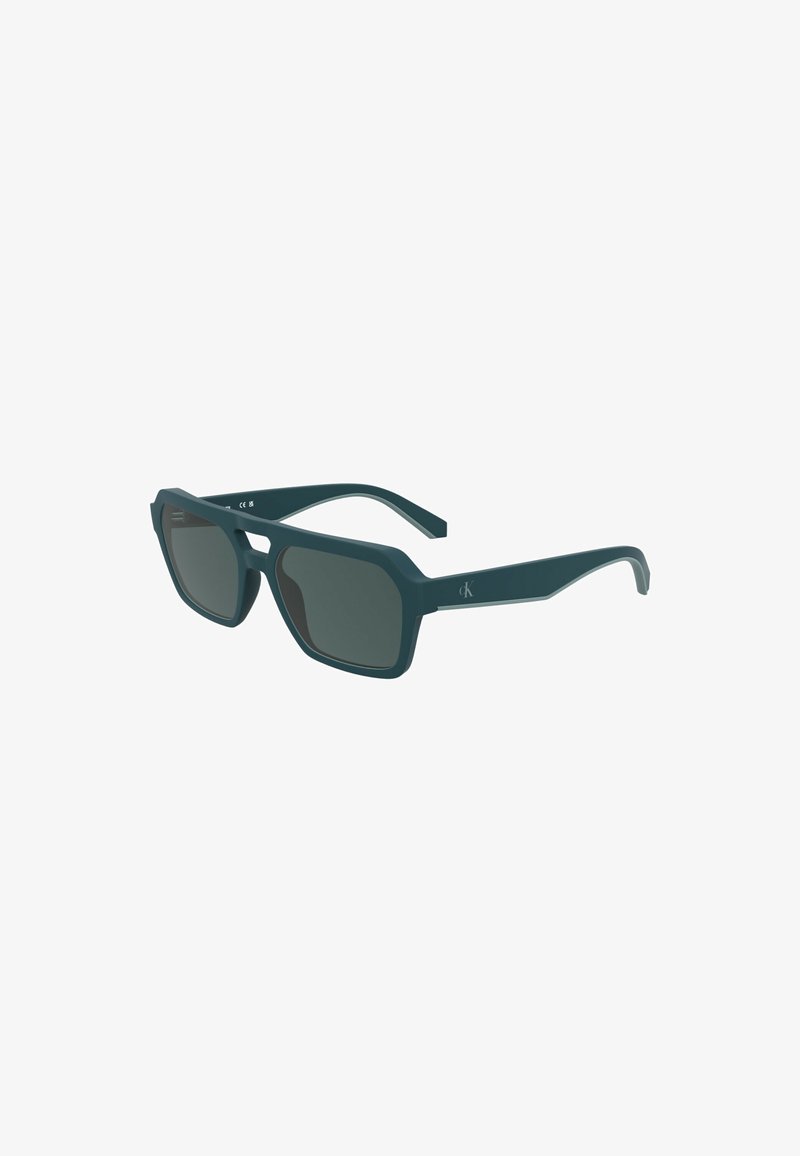 Rechteckige Sonnenbrille mit einem dunkelgrünen matten Rahmen und dunklen Gläsern. Verfügt über ein kantiges Design und ein dezentes Logo-Detail an der Seite.