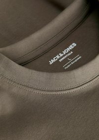 Olivengrünes Baumwoll-T-Shirt mit runder Halslinie, glatter Textur und kontrastierenden Nähten, beschriftet "JACK & JONES ESSENTIALS, L".