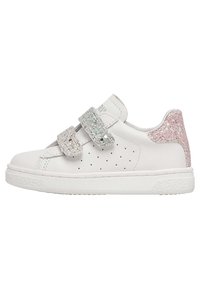 Sneakers sintetici bianchi con due cinturini a strappo glitterati, uno argento e uno rosa, dotati di una suola bianca testurizzata e fori per la traspirazione.