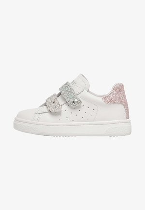 Sneakers sintetici bianchi con due cinturini a strappo glitterati, uno argento e uno rosa, dotati di una suola bianca testurizzata e fori per la traspirazione.