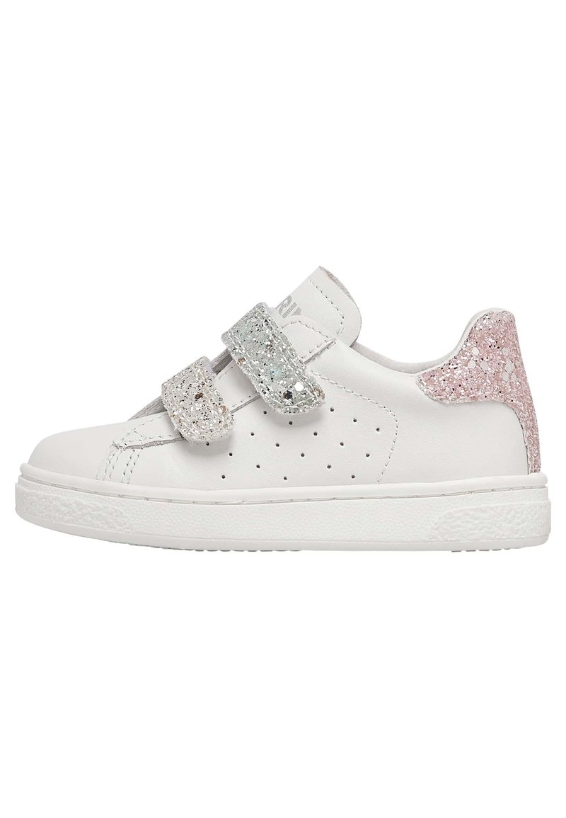 Sneakers sintetici bianchi con due cinturini a strappo glitterati, uno argento e uno rosa, dotati di una suola bianca testurizzata e fori per la traspirazione.