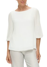 Blouse blanche plissée avec des manches bouffantes trois-quarts, fabriquée en tissu léger, présentant un col rond et une silhouette fluide.