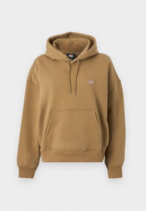 Brūns sporta džemperis ar kapuci, priekšpusē ar kengura kabatu, kapuces auklu, riboto aproču un apakšmalu, ar nelielu Dickies logotipa uzšuvumu uz krūtīm.