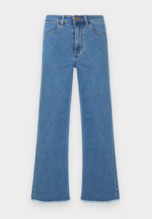 Vaqueros azules de tiro alto y pierna recta con bolsillos delanteros, trabillas para cinturón, cierre de botón y dobladillo deshilachado sobre un fondo liso.