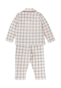 Conjunto de pijama de cuadros que incluye una parte superior con botones y pantalones a juego, hecho de una tela suave en un patrón a cuadros en crema, azul y rojo con cuello.
