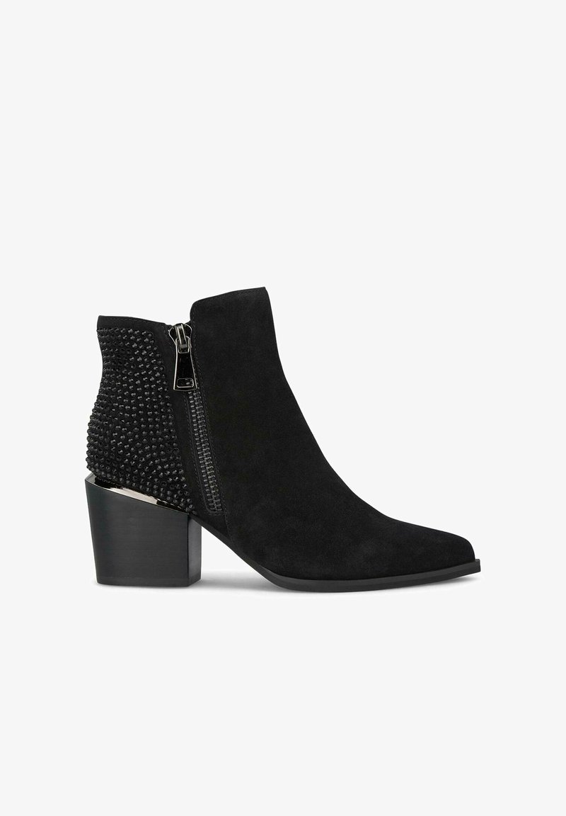 Schwarze Wildleder Stiefeletten mit einem strukturierten Perlenmuster am Absatz, seitlichem Reißverschluss und einem Blockabsatz für Stabilität.