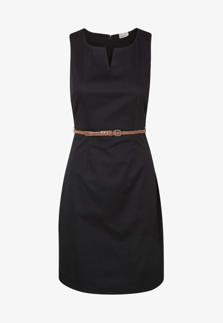 Robe noire sans manches, longueur genou, avec un encolure en encoche et une ceinture tressée marron à la taille.