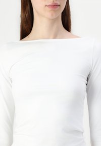 Hollister Co. EMEA FLAT SEAMLESS BOAT NECK - Ilgarankovis viršutinės dalies drabužis - bright white