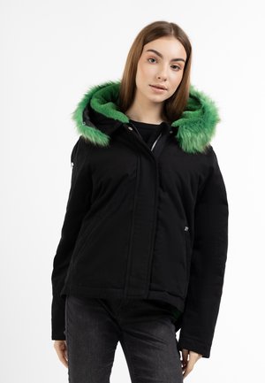 Giacca nera con cappuccio foderato in pelliccia sintetica verde, dotata di chiusura con zip e tasche laterali. Il design è corto e presenta una texture liscia.