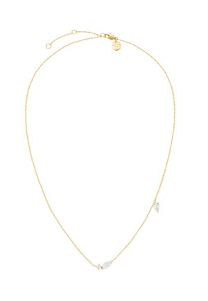Collar delicado de cadena de oro con tres pequeñas piedras preciosas transparentes en forma de diamante, separadas de forma asimétrica a lo largo de la cadena.