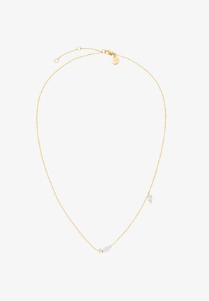 Collier délicat en chaîne dorée avec trois petites pierres précieuses claires en forme de diamant espacées de façon asymétrique le long de la chaîne.