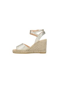 Sandalias de cuña metálicas doradas con punta abierta, tacón de yute trenzado y tiras cruzadas en los tobillos. Parte superior texturizada con acabado suave.