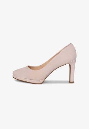 Zapato de mujer beige de ante con punta redonda, tacón alto y delgado, y suela con plataforma baja, mostrado de perfil sobre un fondo blanco.