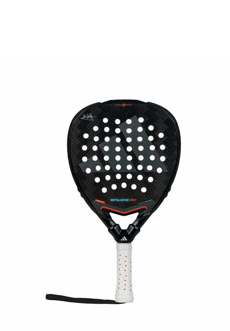 Paddle racket met een zwart koolstofvezeloppervlak en witte gaten, voorzien van een gestructureerde handgreep met rode accenten en een verstelbare riem.