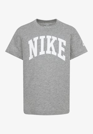 Camiseta de algodón gris con mangas cortas, que presenta un logo blanco de "NIKE" en un diseño arqueado en la parte frontal. Cuello redondo.