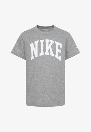 Camiseta de algodón gris con mangas cortas, que presenta un logo blanco de "NIKE" en un diseño arqueado en la parte frontal. Cuello redondo.
