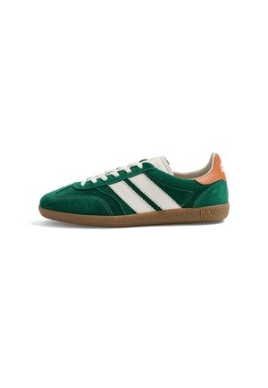Baskets en daim vert avec des bandes blanches, des lacets blancs, une semelle marron et un accent beige au niveau du talon, vues de profil sur fond blanc.