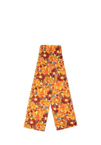 Foulard floreale dai colori vivaci con fiori arancioni, gialli e rossi su un tessuto texturizzato. Forma rettangolare con una finitura liscia.