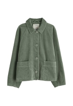 Veste en velours côtelé vert avec un col, fermeture à boutons et deux poches avant. Tissu texturé avec des côtes verticales et des manches raglan.